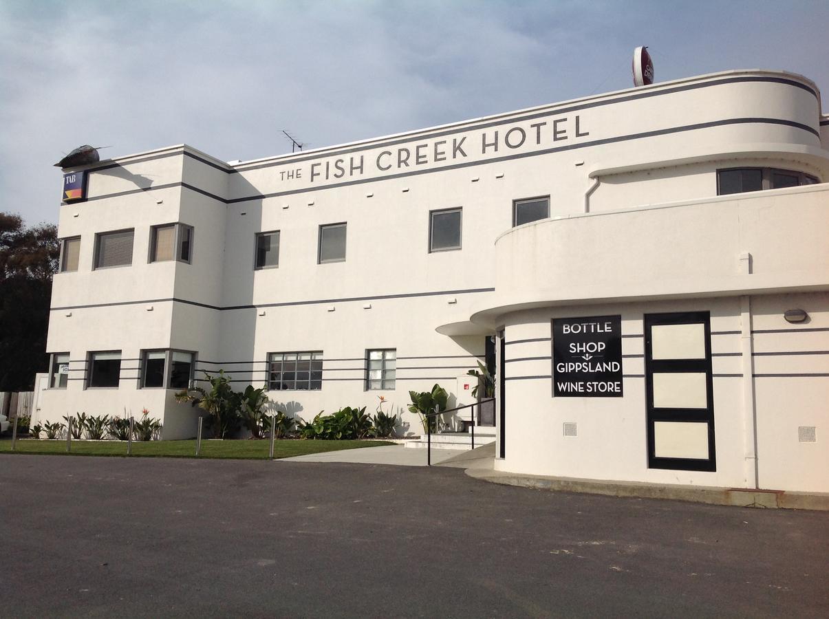 Fish Creek Hotel Buitenkant foto