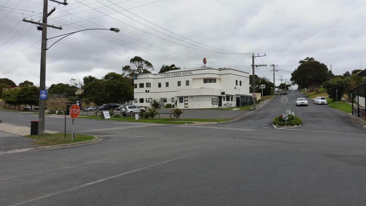 Fish Creek Hotel Buitenkant foto